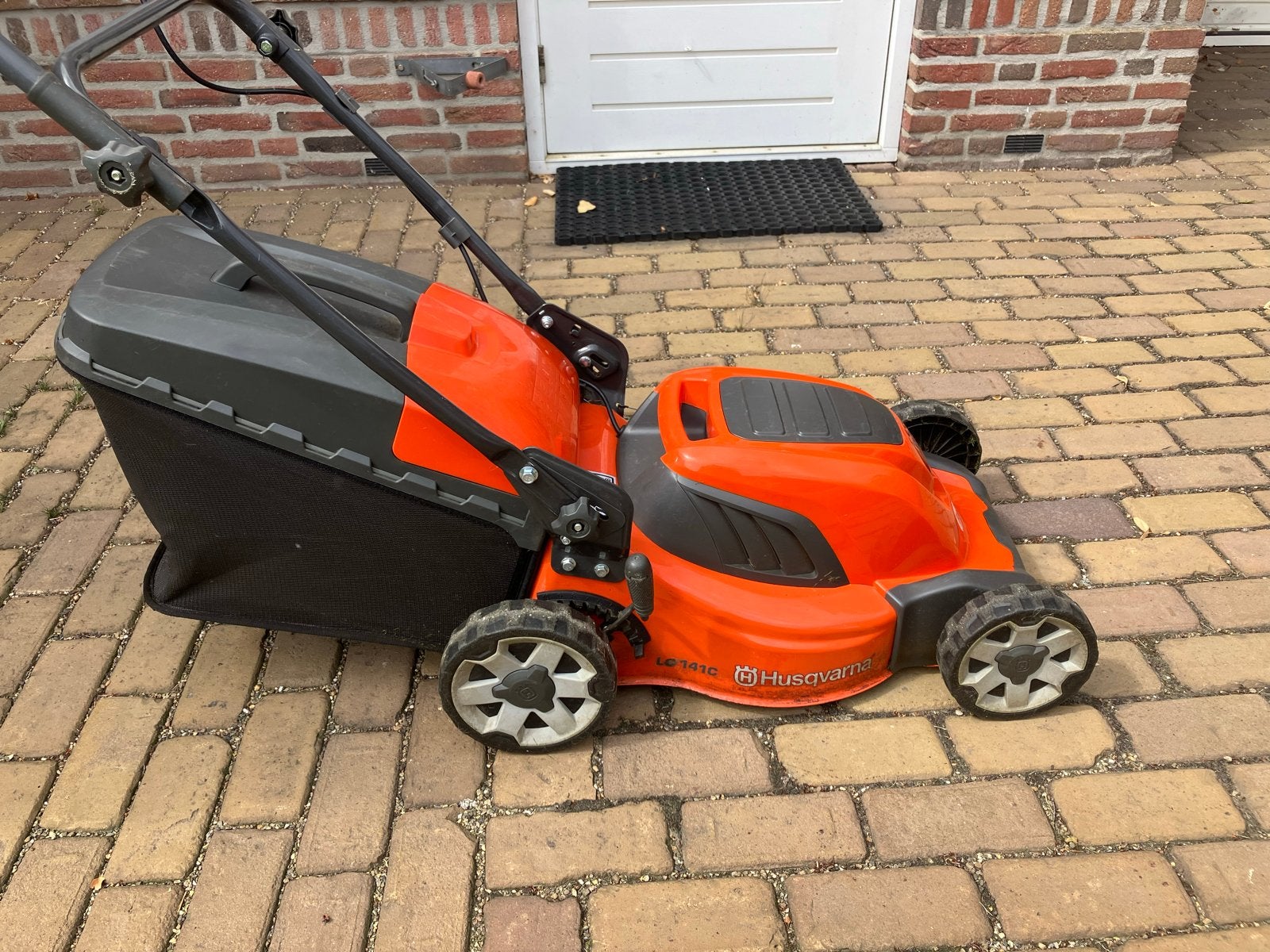 Husqvarna LC 141C Elektrische Grasmaaier - Zo goed als nieuw, Cirkelmaaier, Ophalen, Zo goed als nieuw, Opvangzak