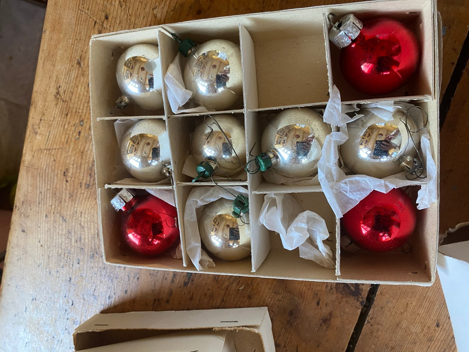 Oude Kerstballen gaan per doosje groot en klein Ophalen…, Diversen, Ophalen, Gebruikt