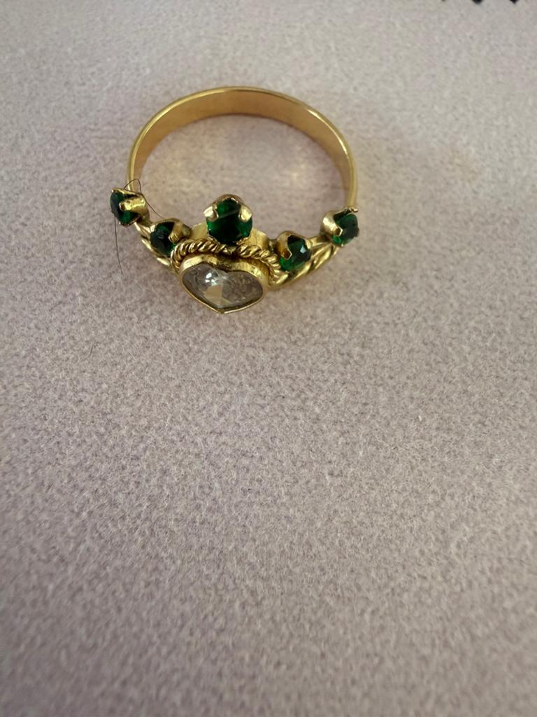 Gouden ring met hartvormige steen en groen zirkonias, Sieraden, Tassen en Uiterlijk, Ringen, Luz Gems, Nieuw, Ophalen of Verzenden