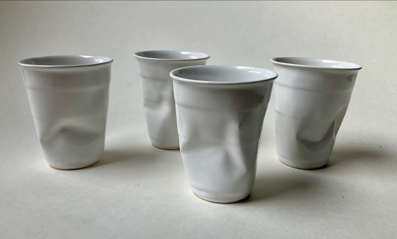 Set van 4 gedeukte plastic bekers in aardewerk, Rob Brandt, Antiek en Kunst, Wit, Ophalen of Verzenden, Set, Steen/keramiek