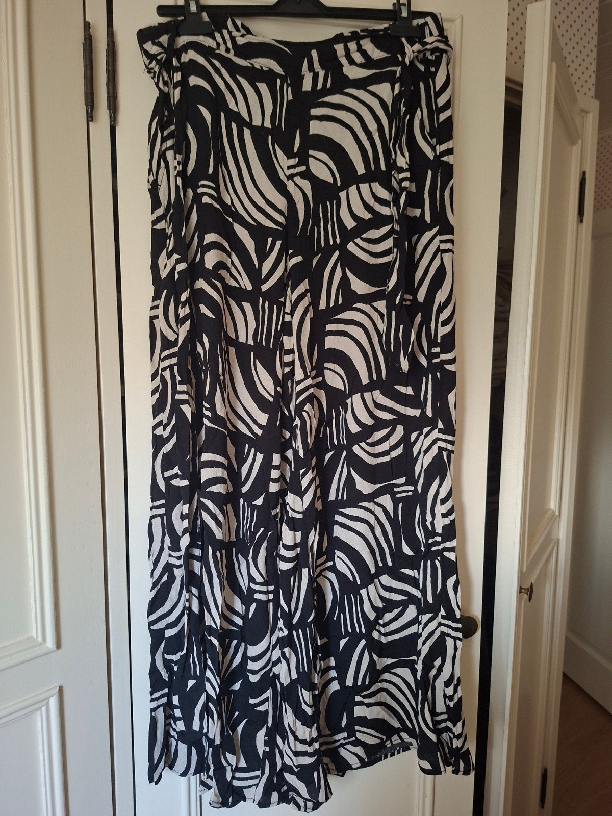 broek, Hema, L, Zwart, Maat 42/44 (L), Ophalen of Verzenden, Zo goed als nieuw