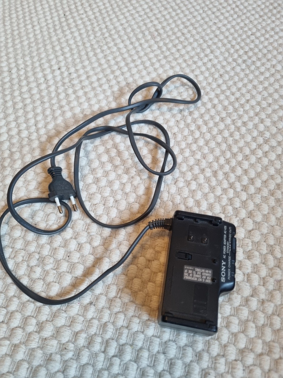 Sony AC Power Adapter AC-V26 voor grote accu's, Ophalen of Verzenden, Gebruikt
