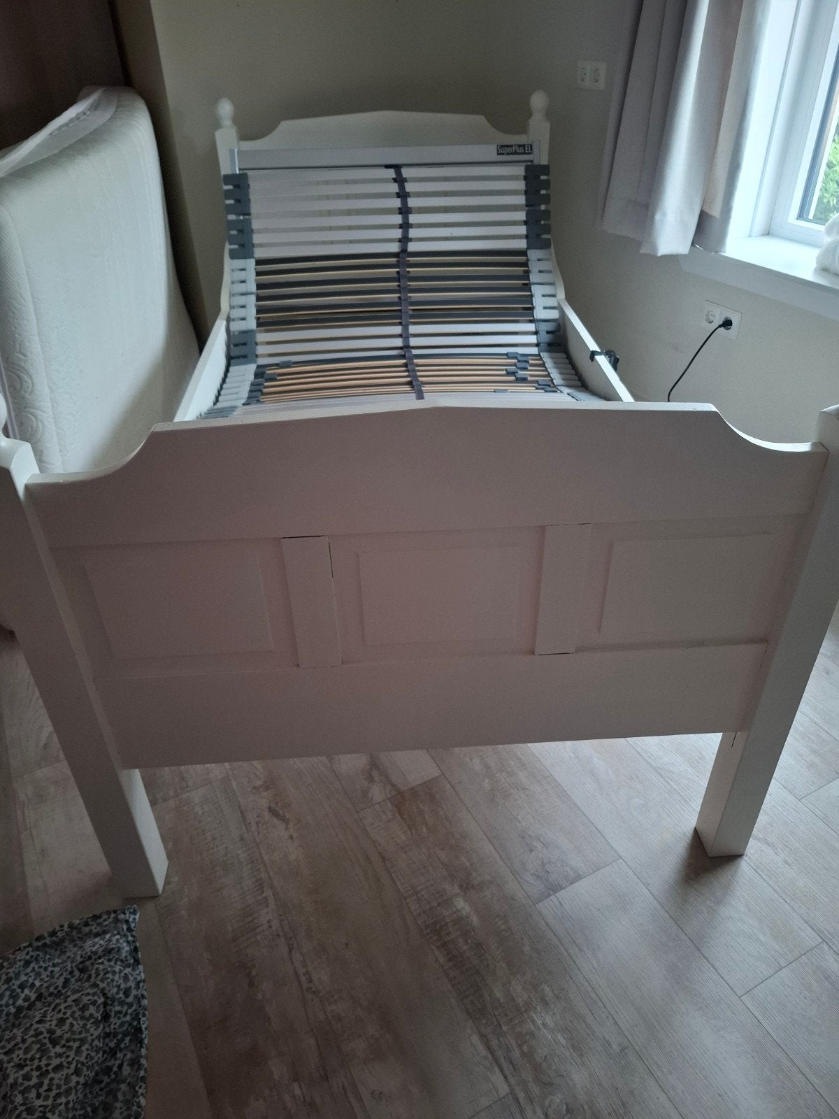 Wit eenpersoonsbed met verstelbare lattenbodem, Ophalen, Eenpersoons, Hout, 100 cm