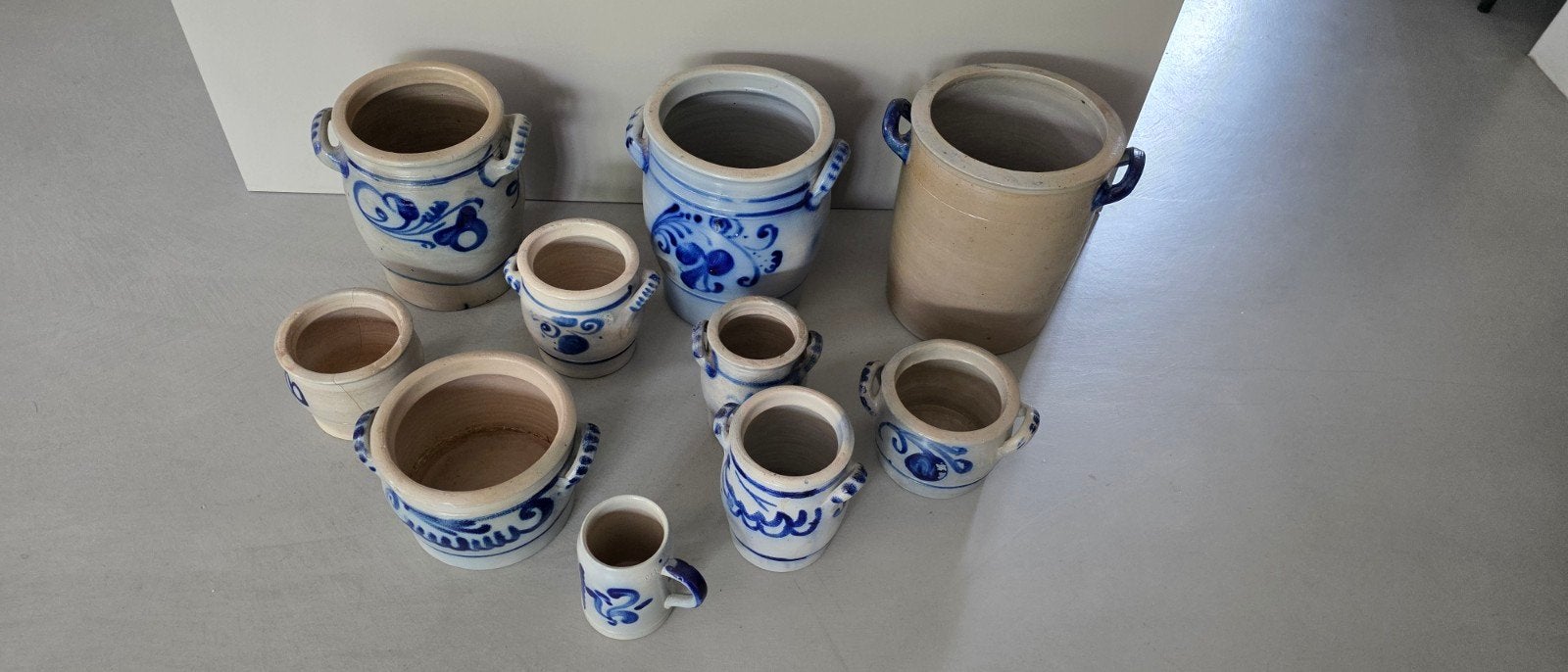 Set van 10 antieke aardewerken potten met blauw decor, Ophalen