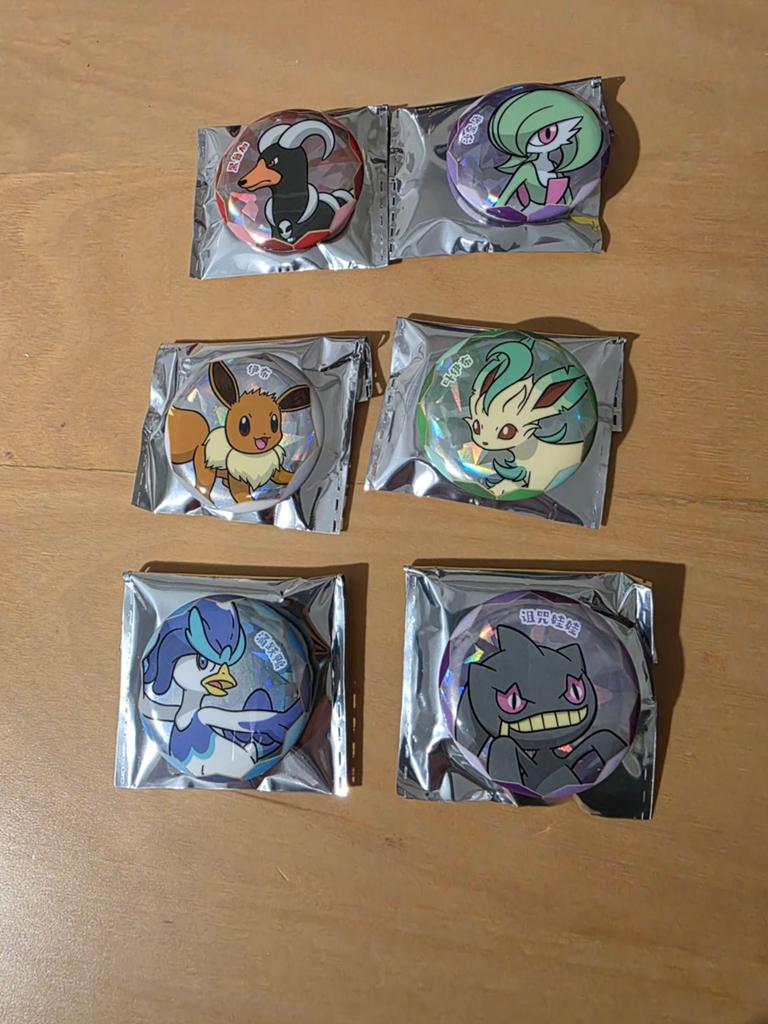 Pokemon gem pack badges, Hobby en Vrije tijd, Ophalen of Verzenden, Nieuw
