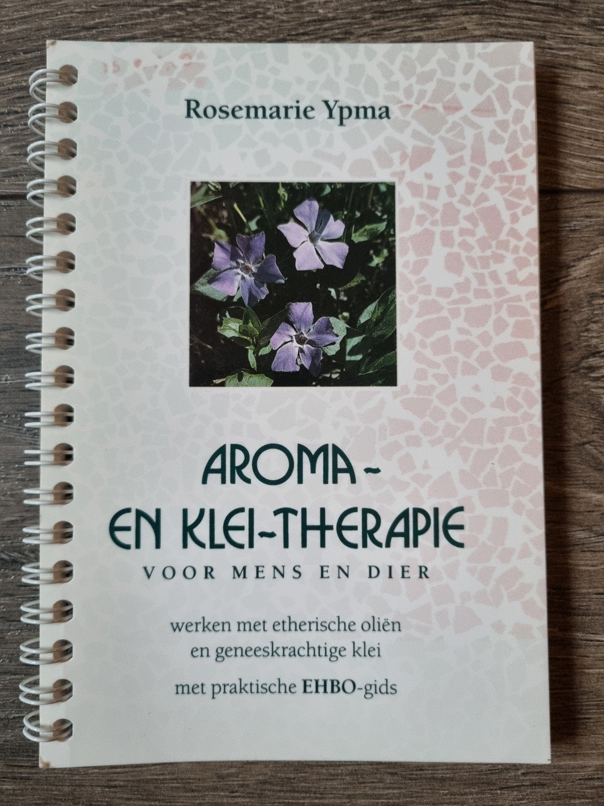 Boek : Aroma- en kleitherapie voor mens en dier -- R. Ypma, Ophalen of Verzenden, Zo goed als nieuw, Kruiden en Alternatief, Rosemarie Ypma