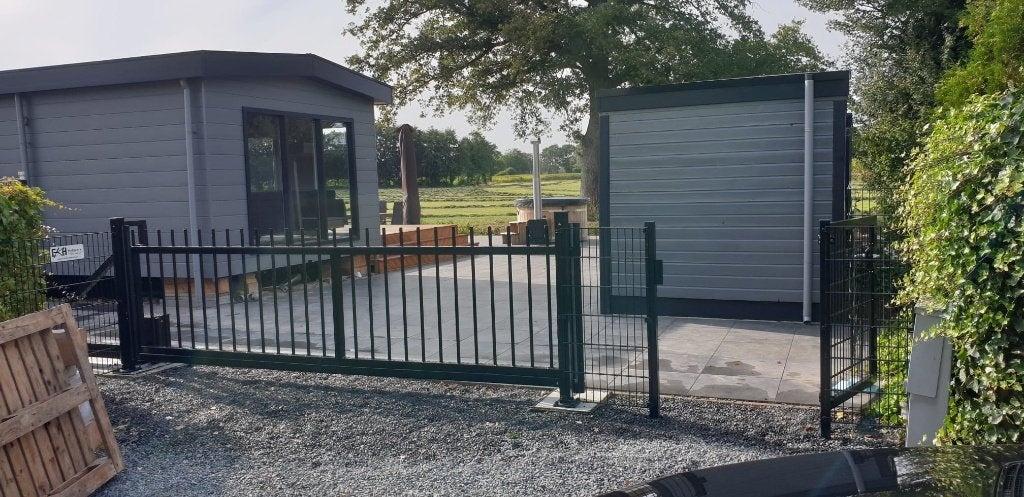 zeer exclusieve chalet 2 jaar oud te koop met alle inboedel, Tot en met 2