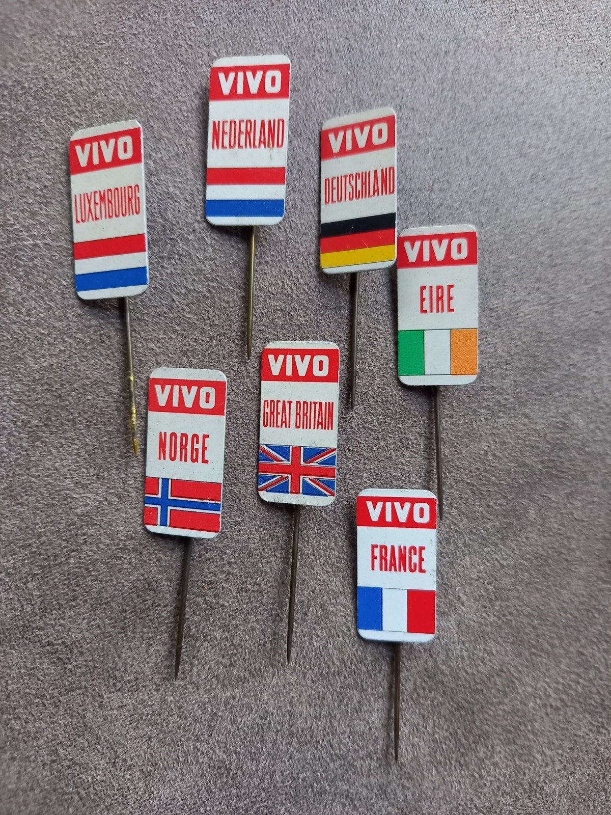 Speldjes VIVO  (Verschillende lamden), Ophalen of Verzenden, Gebruikt
