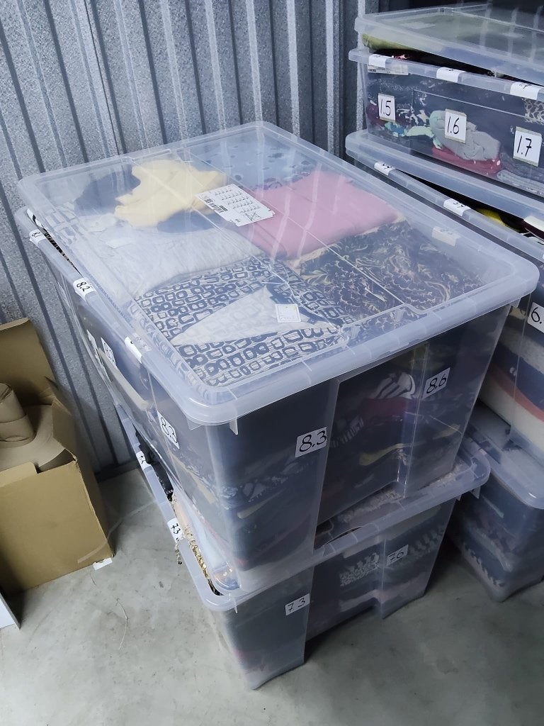 Partij van meer dan 1000 stuks kleding + lijst + foto's, Kleding | Dames, Ophalen, Zo goed als nieuw, Maat 38/40 (M)