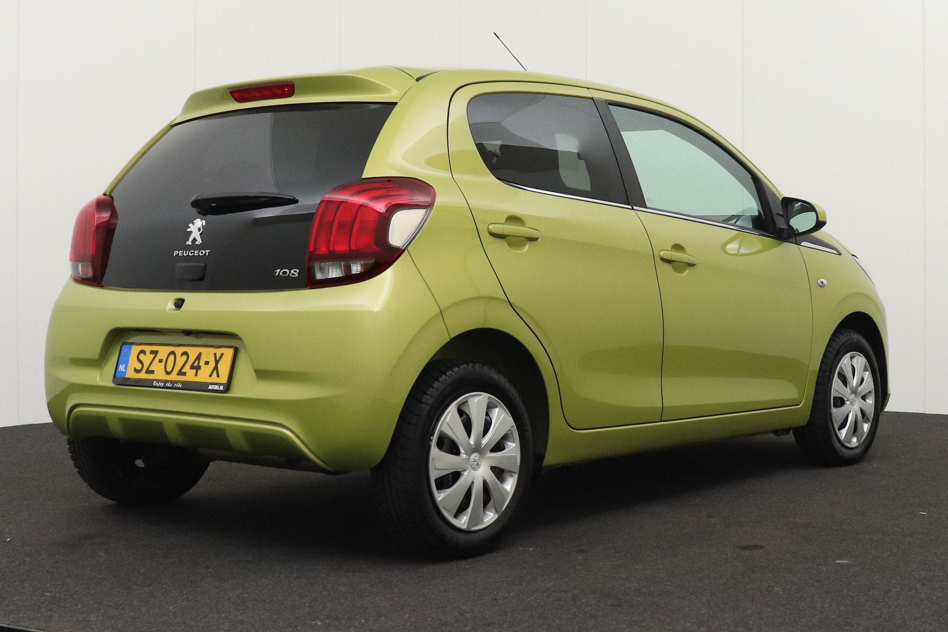 Peugeot 108 1.0 Aut. e-VTi Pack-Dynamic Camera Carplay Priva, Stof, Gebruikt, 4 stoelen, Origineel Nederlands