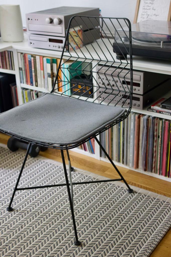 zwart draadstoeltje met grijze losse zitting, Huis en Inrichting, Stoelen, Gebruikt, Eén, Zwart, Ophalen
