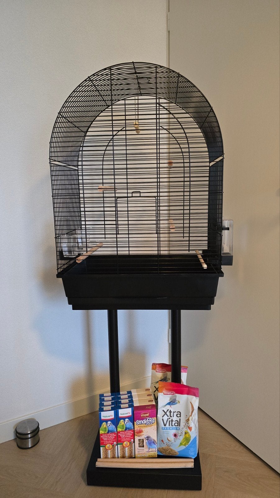 Zwarte vogelkooi met poot, toebehoren, knaagsticks en voer, Ophalen, Gebruikt, Metaal, Vogelkooi