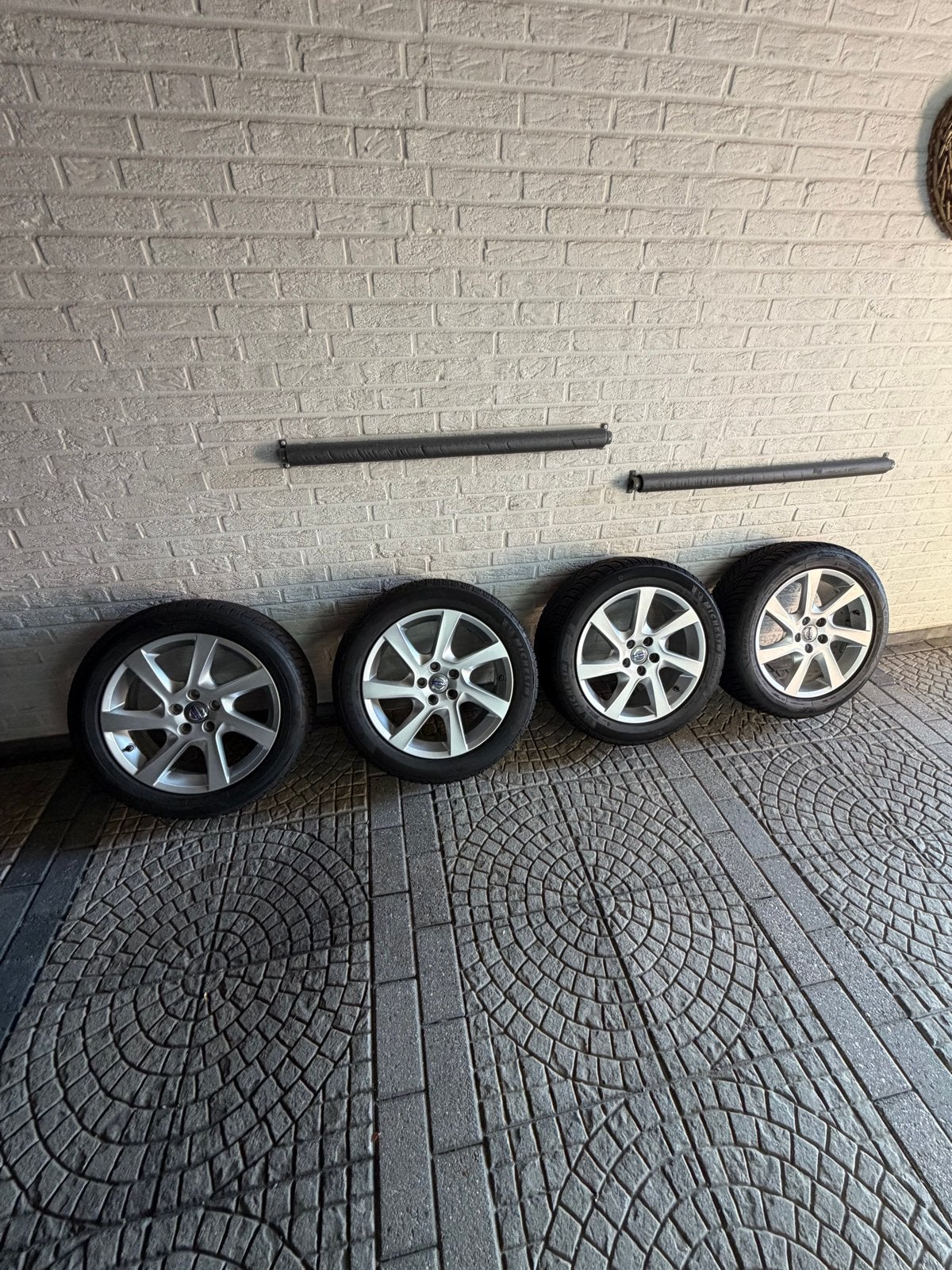 Volvo 17 inch velgen met winterbanden 225/50 R17, Gebruikt, Banden en Velgen, 17 inch, Personenwagen