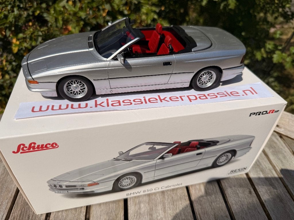 BMW E31 850Ci Cabriolet - 1/18 Schuco INCL. 200 PAG BOEK, Overige merken, Schuco, Auto, Onbekend