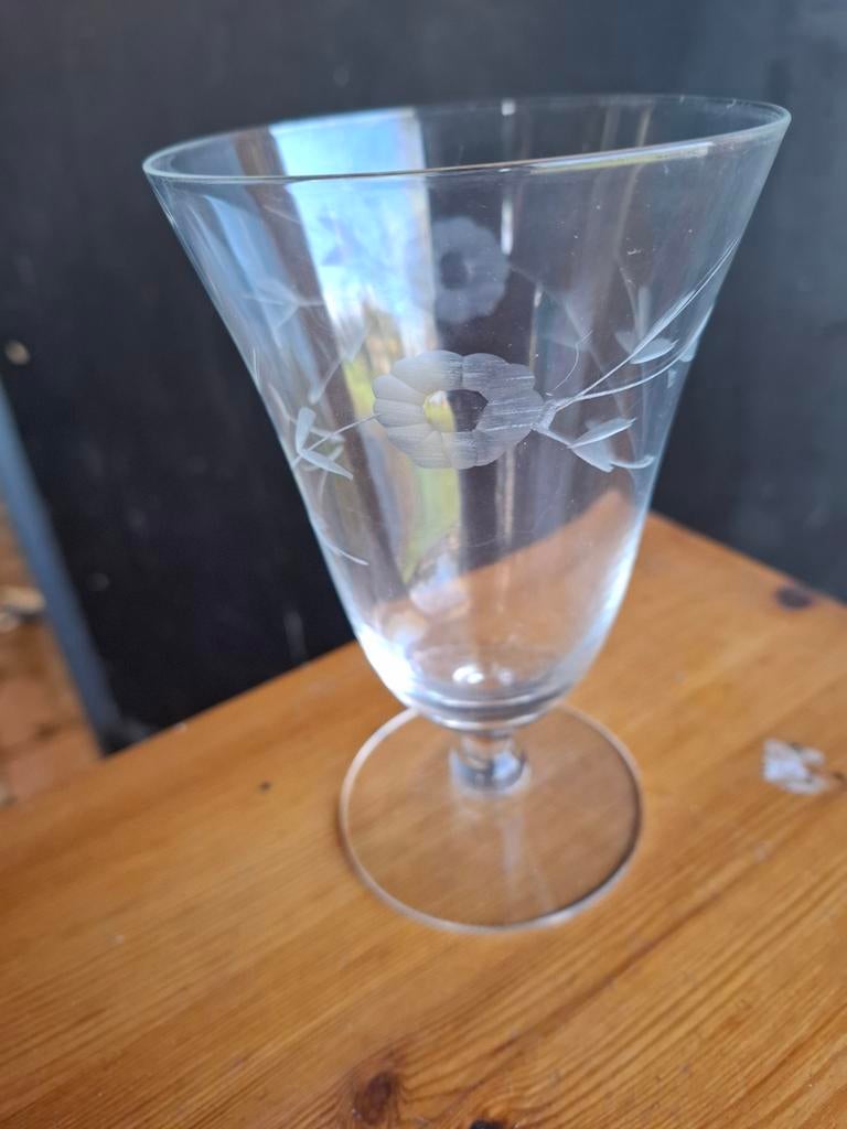 4 geëtste glazen op voet, Huis en Inrichting, Woonaccessoires | Vazen, Ophalen, Overige kleuren, Glas, Minder dan 50 cm