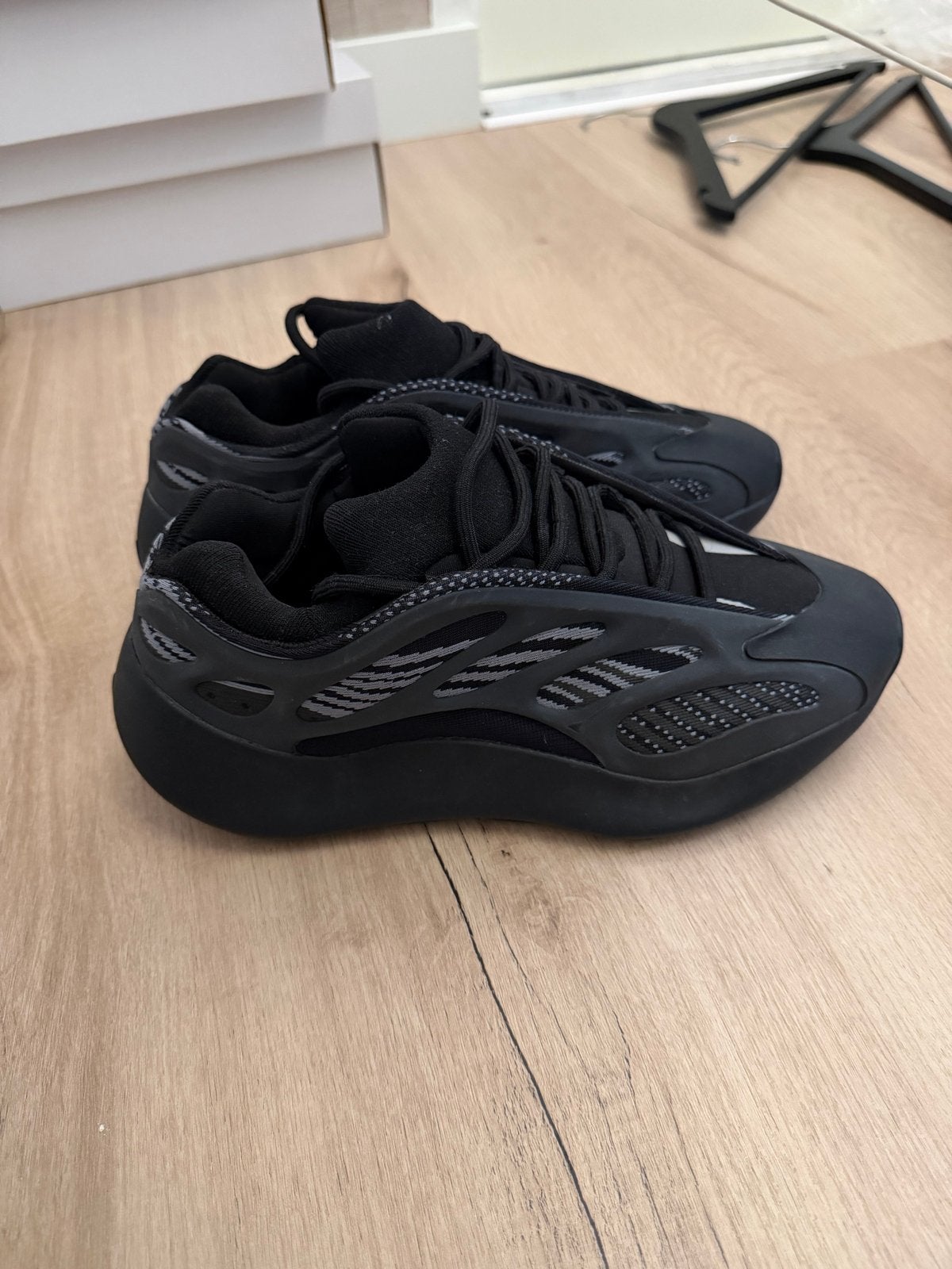 Adidas Yeezy 700 V3 Alvah - Maat 40, Kleding | Heren, Schoenen, Ophalen of Verzenden, Zo goed als nieuw, Zwart, Sneakers of Gympen