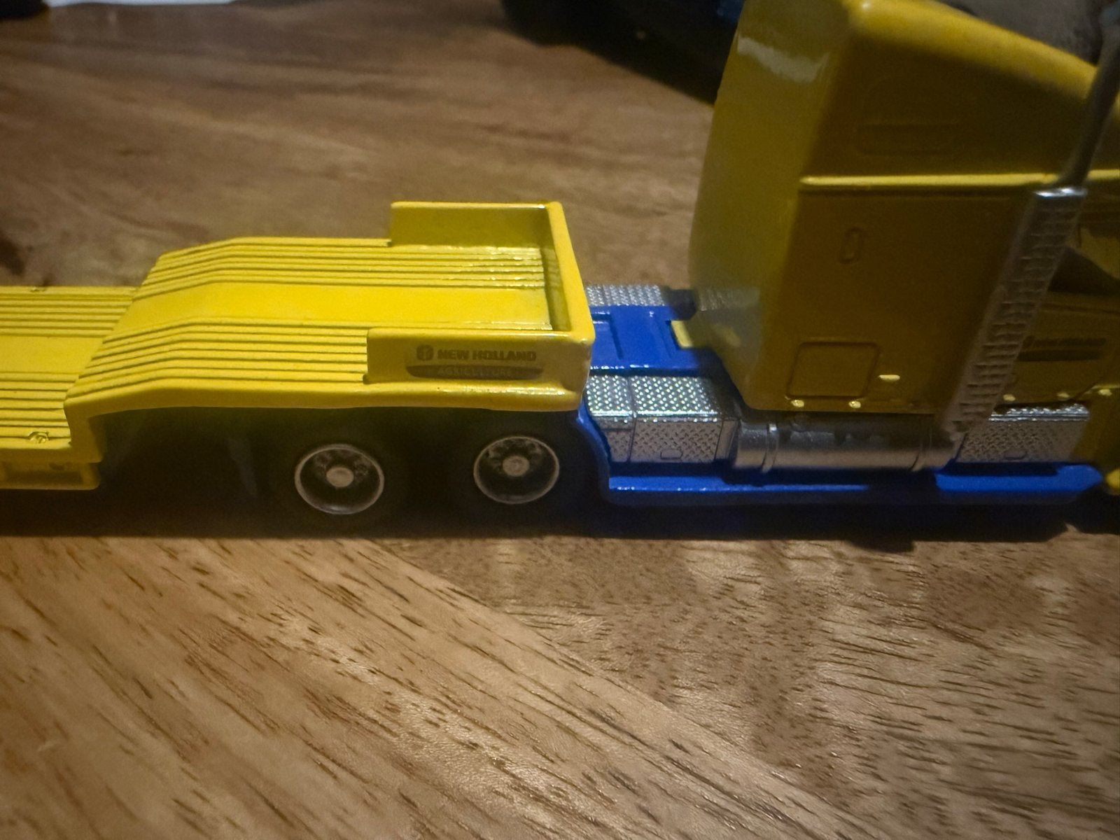 Siku New Holland vrachtwagen met dieplader, Ophalen, Zo goed als nieuw