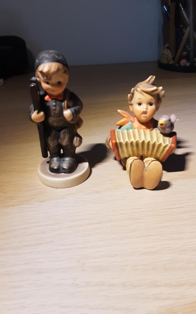 Twee Hummel beeldjes: schoorsteenveger en accordeonist, Ophalen of Verzenden, Zo goed als nieuw, Hummel