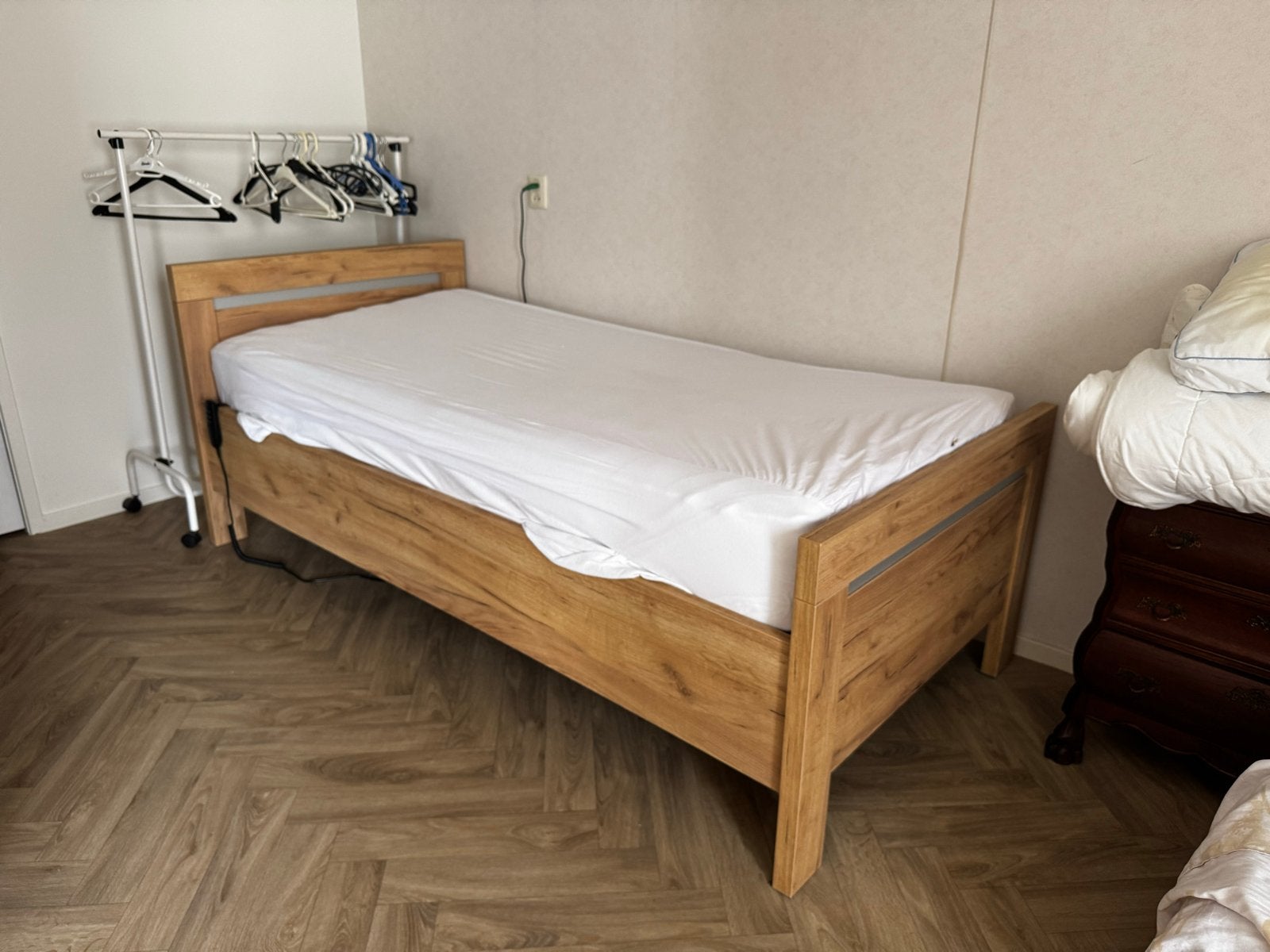 Modern Seniorenbed Elektrisch Verstelbaar 90x200, Huis en Inrichting, Slaapkamer | Bedden, Zo goed als nieuw, Eenpersoons, 90 cm