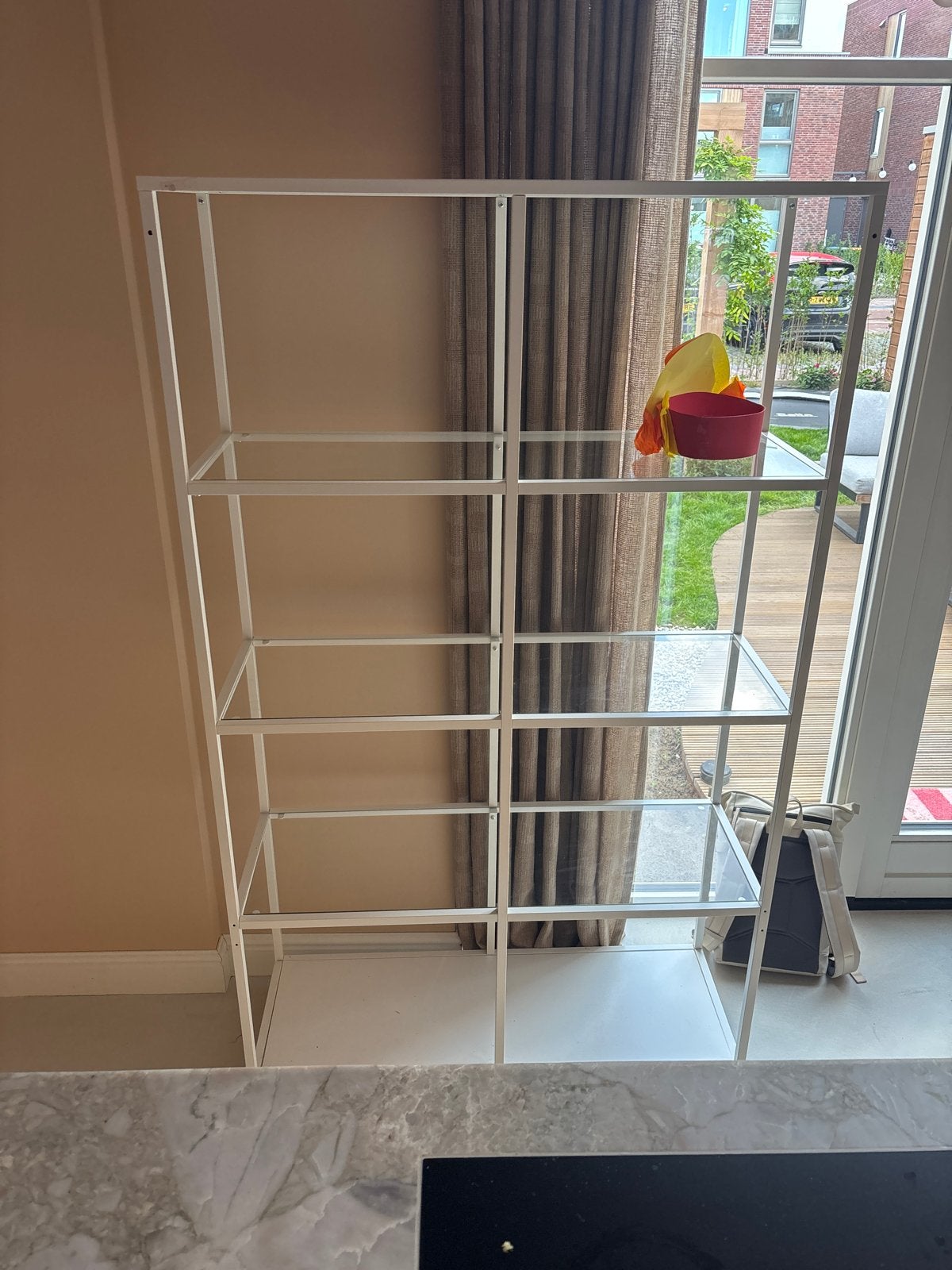 Witte IKEA VITTSJÖ Stellingkast met glazen planken, Ophalen, Gebruikt