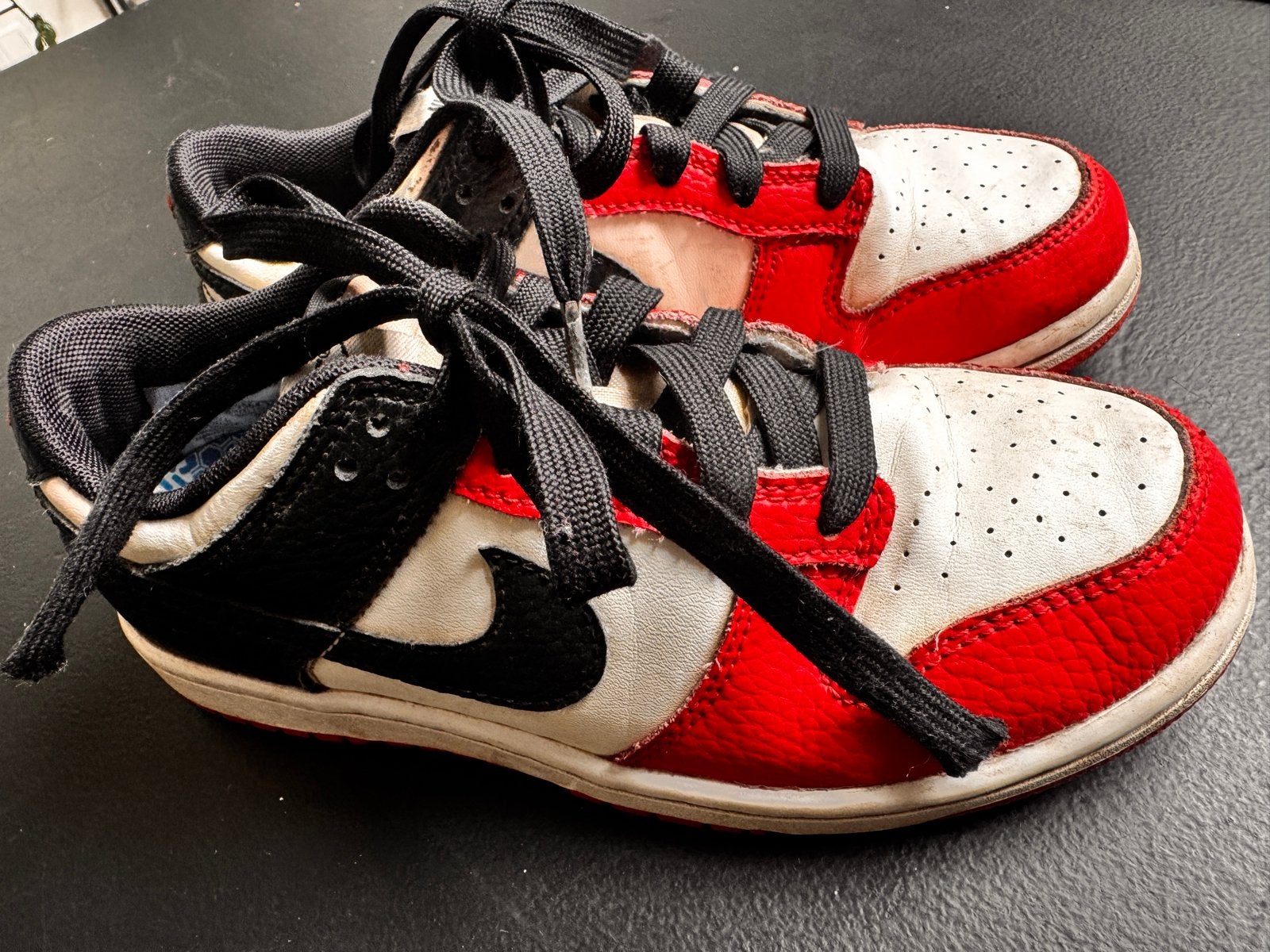 Nike Dunk Low Rood Zwart Wit Sneakers Maat 33.5, Kinderen en Baby's, Kinderkleding | Schoenen en Sokken, Gebruikt, Schoenen, Jongen of Meisje
