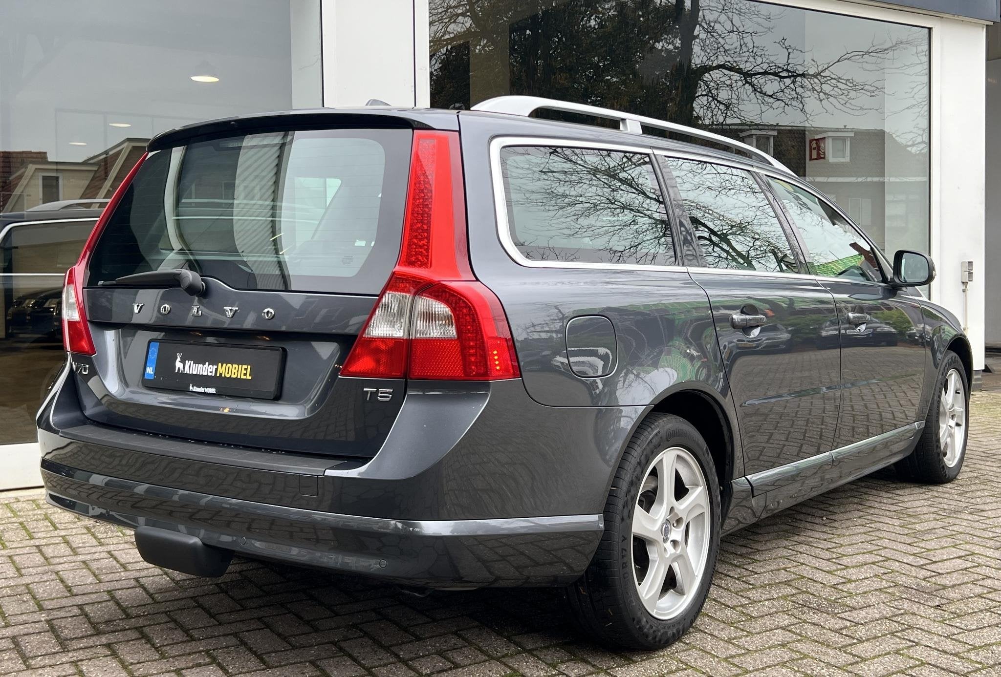 Volvo V70 2.0 T5 Summum Aut. |Leder|Memory|Trekhaak|, Euro 5, 4 cilinders, Bi-Xenon koplampen, 12 km/l