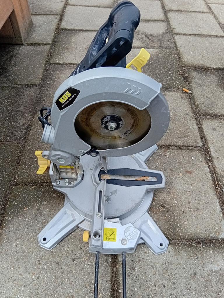 KOS Afkortzaag AZ210-1300 +L - Krachtige Zaagmachine, Gebruikt, 70 mm of meer, Ophalen of Verzenden, Afkortzaag