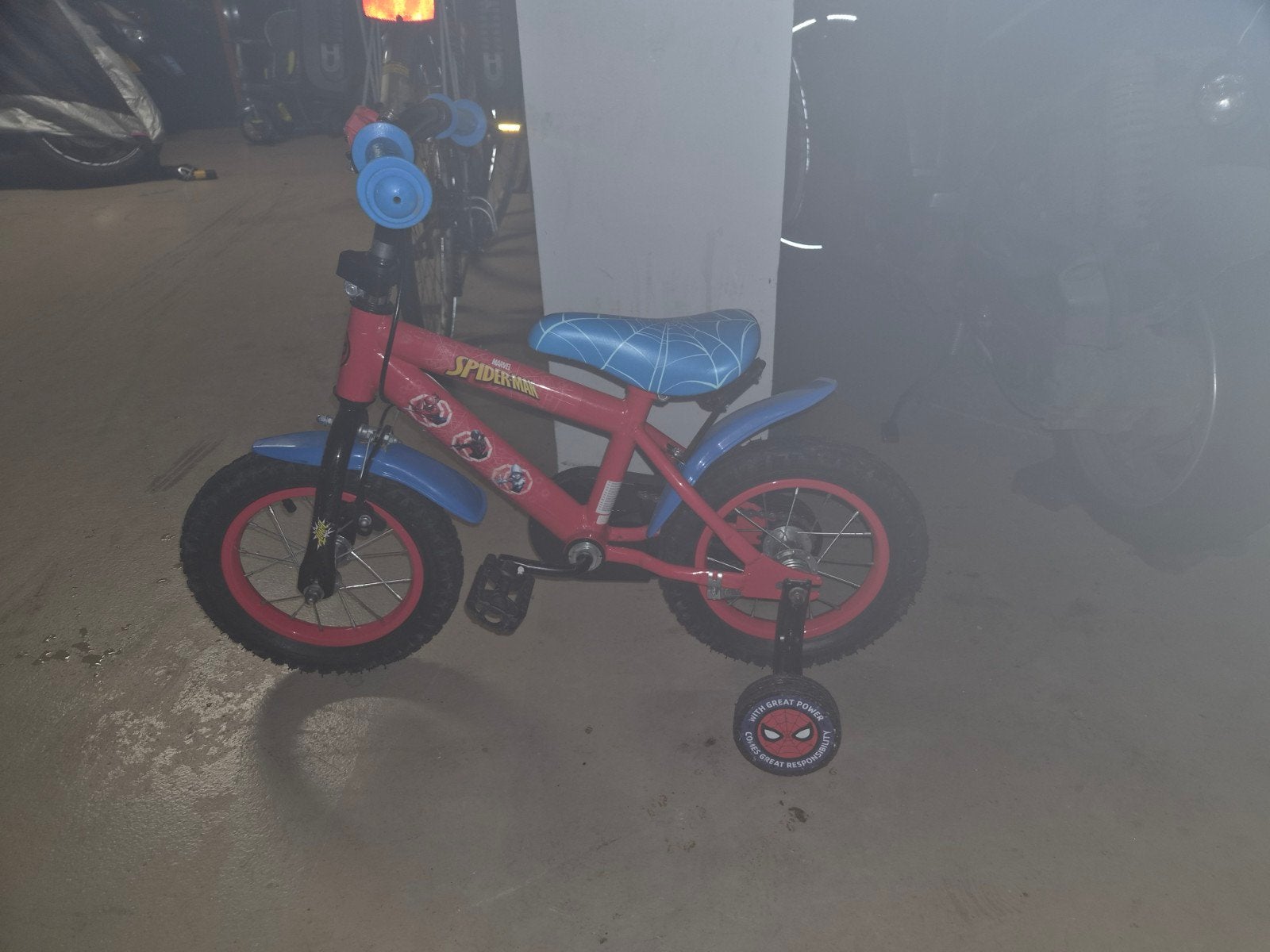 Spider-Man kinderfiets 12 inch - Zo goed als nieuw, Fietsen en Brommers, Ophalen, Spider-Man, Zijwieltjes, Minder dan 16 inch