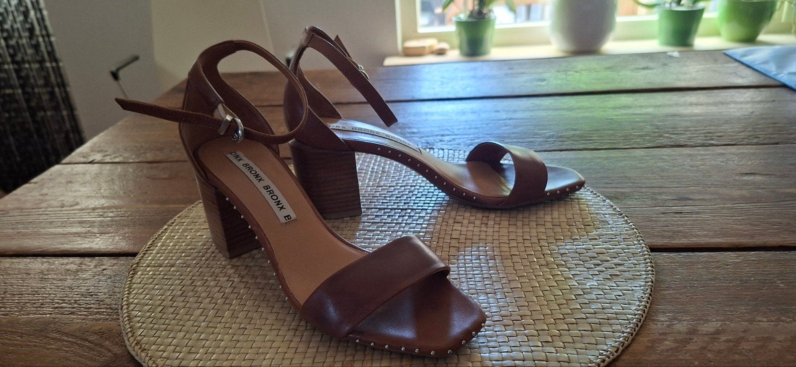 Bruine leren sandalen met hak maat 39.
Merk: Bronx, Bronx, Bruin, Zo goed als nieuw, Sandalen of Muiltjes