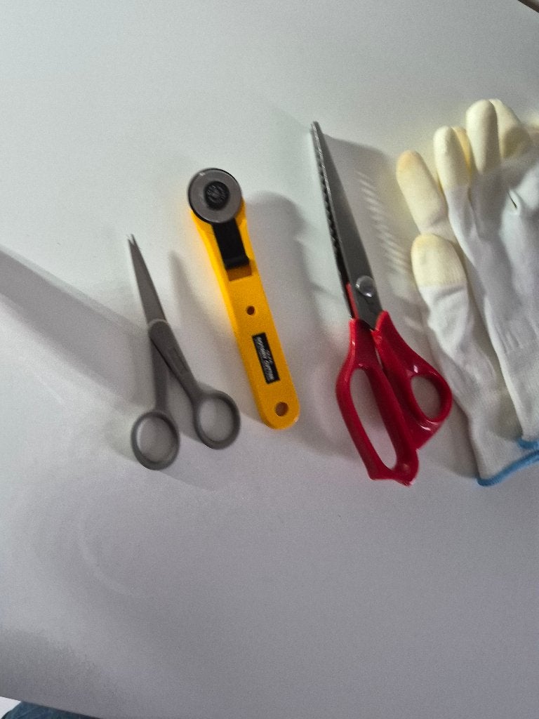 Fiskars schaar, kartelschaar, Olfa rolmes quilthandschoenen., Ophalen of Verzenden, Zo goed als nieuw, Gereedschap of Toebehoren