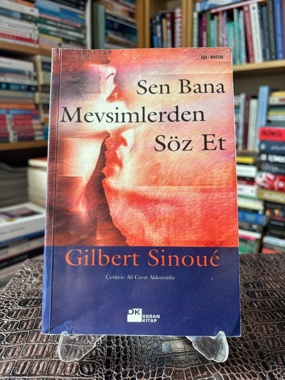 Sen Bana Mevsimlerden Söz Et - Gilbert Sinoué, Ophalen of Verzenden, Gelezen, Wereld overig