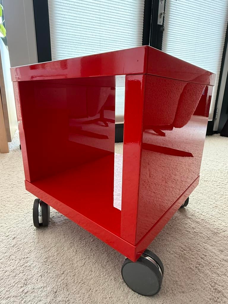 Fel rood lak kubus kastje bijzettafeltje op wieltjes, Overige materialen, Minder dan 55 cm, Gebruikt, Vierkant