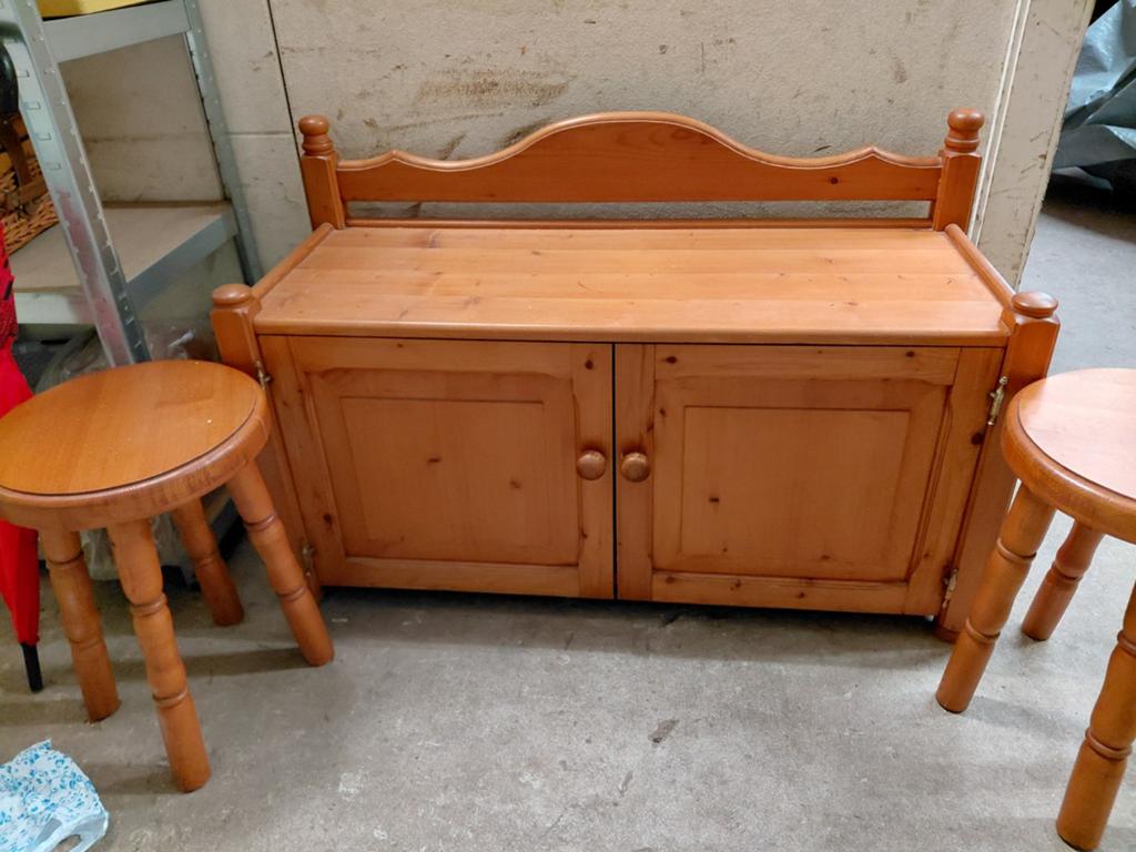 Leuk slaapkamer kastje met bijbehorende krukjes, Antiek en Kunst, Ophalen
