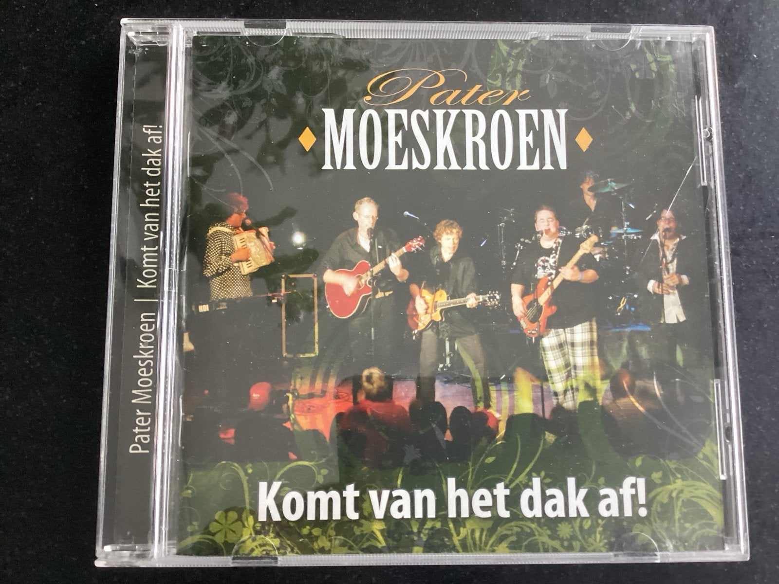 Pater Moeskroen - Komt van het dak af! CD, Ophalen of Verzenden, Zo goed als nieuw, Inclusief boekje, Folk