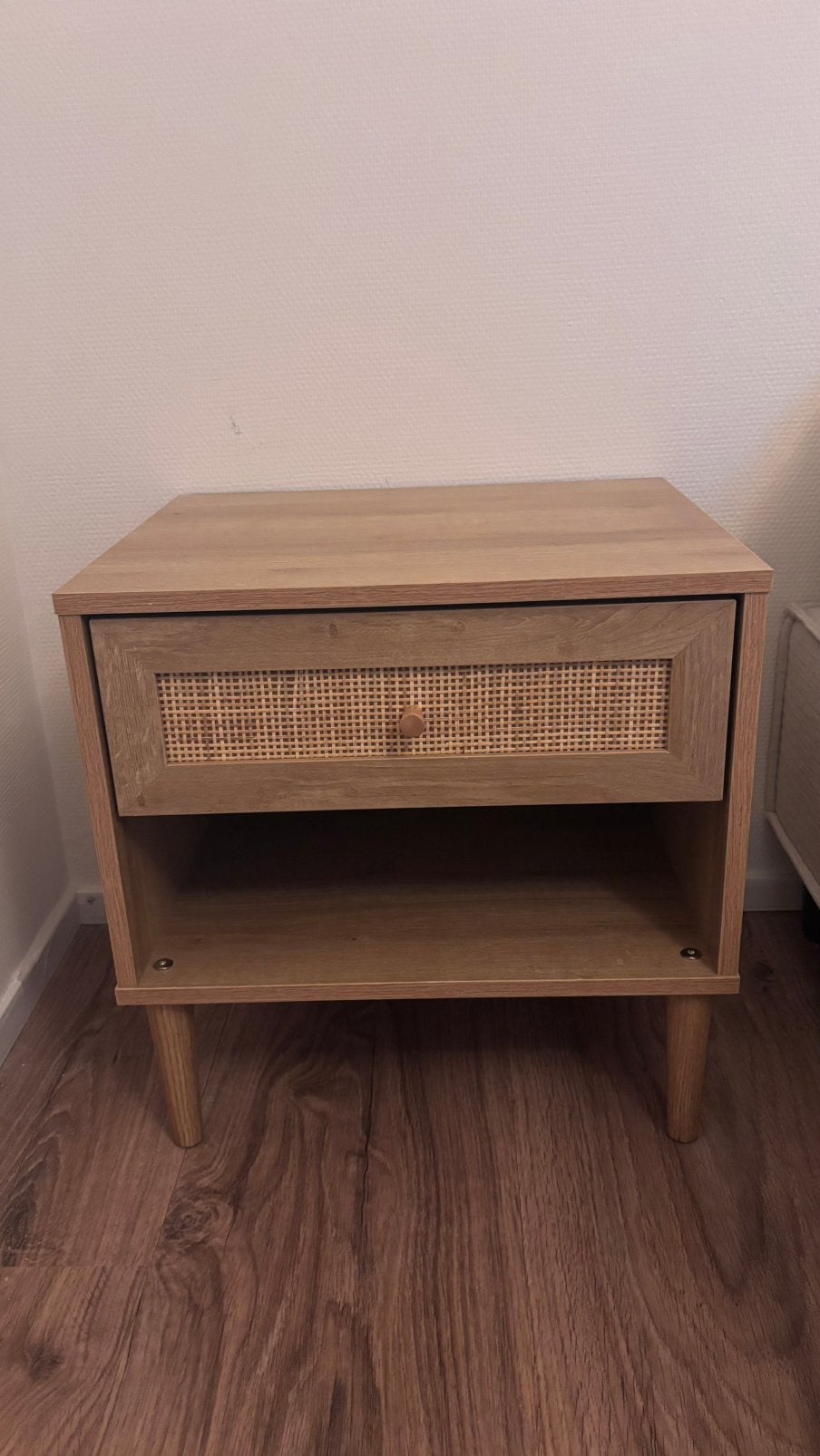 Eikenhouten nachtkastje met rotan accent, Ophalen, Zo goed als nieuw, Minder dan 45 cm, Minder dan 55 cm