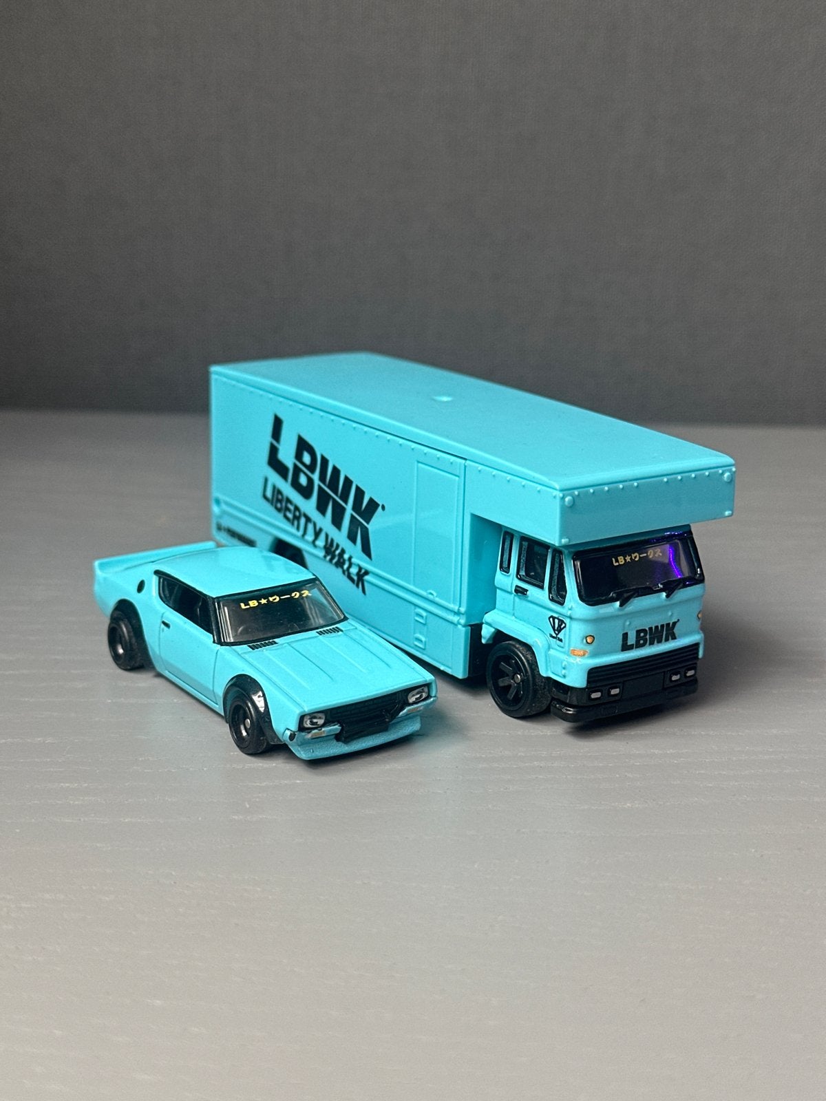 Hot wheels liberty Walk LBWK Transport Truck met Auto, 1:50 of kleiner, Auto, Zo goed als nieuw, Ophalen