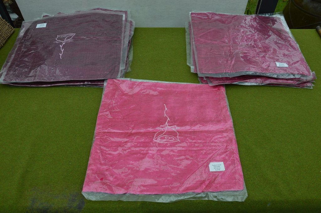 27 Nieuwe fuchsia kussenhoesjes zijde/ vilt met roosjes 40cm, Dubbelzijdig, Nieuw, Ophalen of Verzenden, Roze