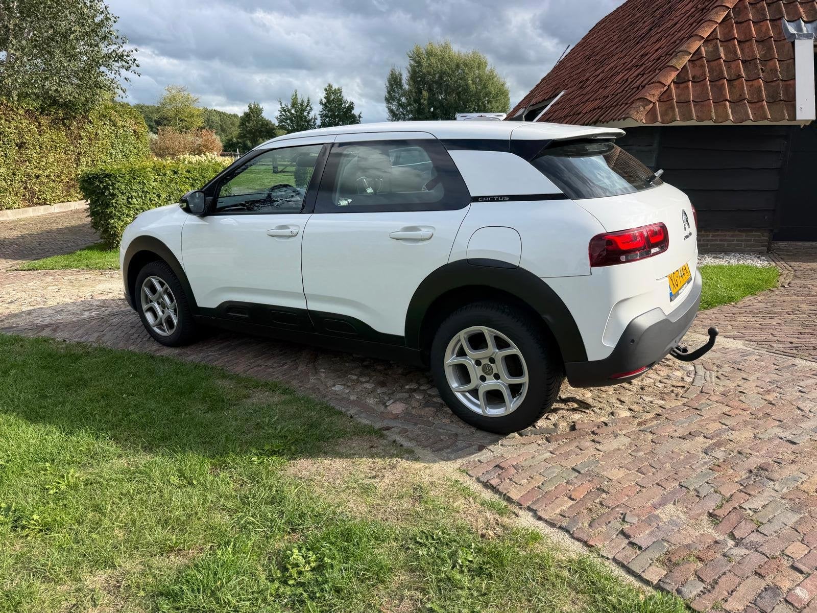 Citroen C4 Cactus 1.2 PureTech Feel-NL auto-Navi-Trekhaak-, Voorwielaandrijving, Stof, 1199 cc, Wit