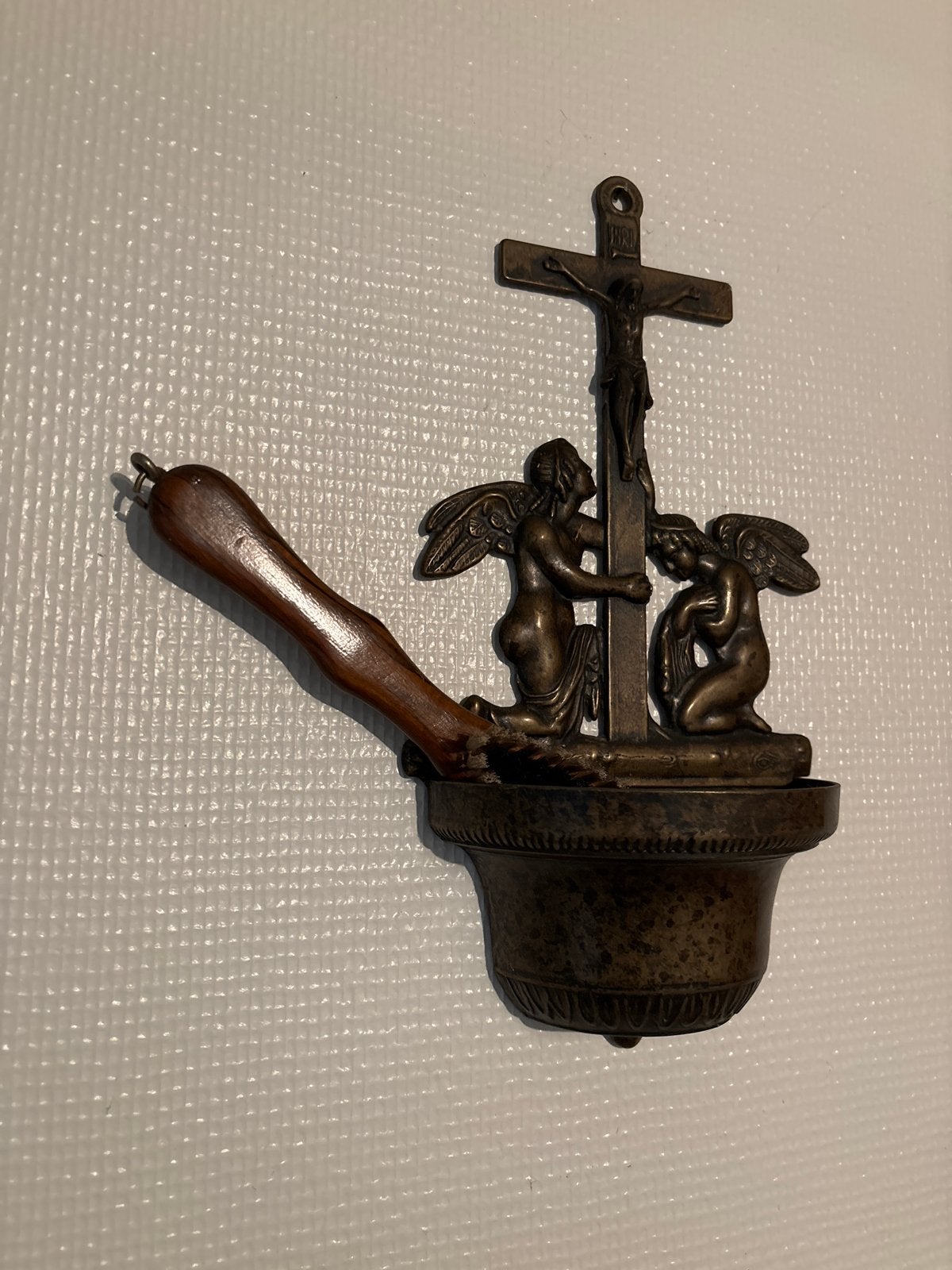 Antieke bronzen wijwaterbak met Christus en engelen, Ophalen