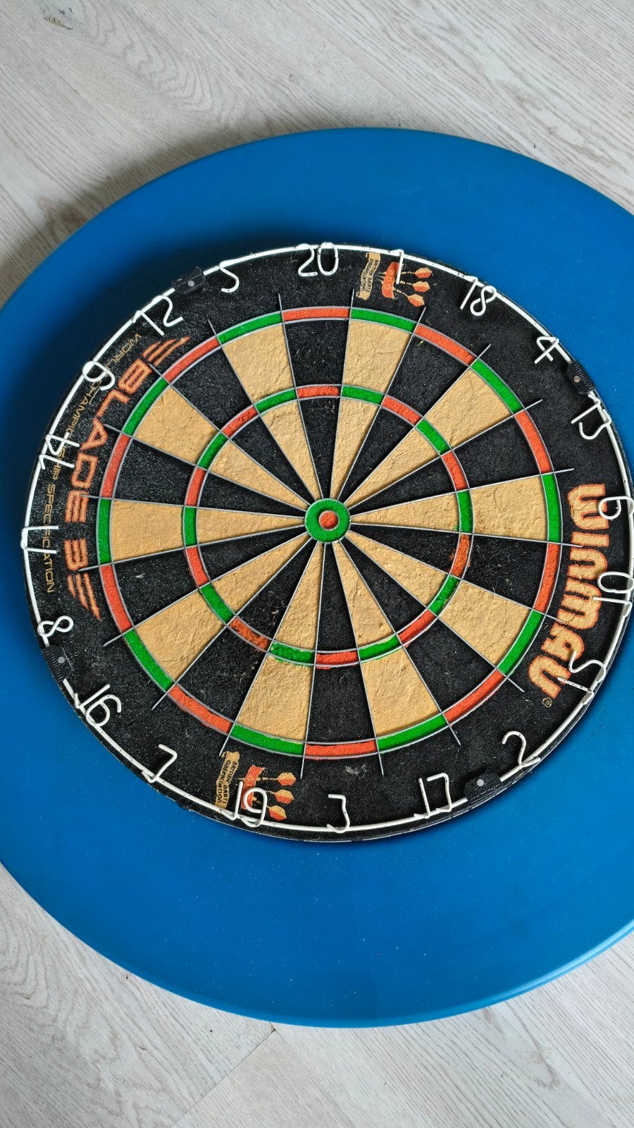 Winmau Blade III Dartbord met foam bescherming en pijltjes, Ophalen, Gebruikt, Dartbord