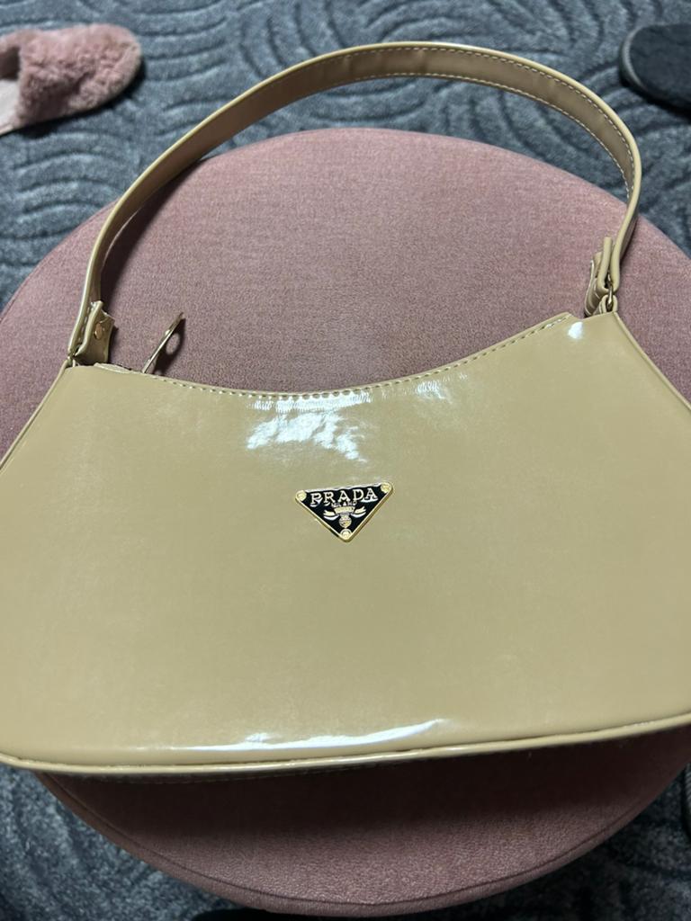Nieuw dames tas van prada, Sieraden, Tassen en Uiterlijk, Tassen | Damestassen, Ophalen of Verzenden, Nieuw, Beige, Handtas