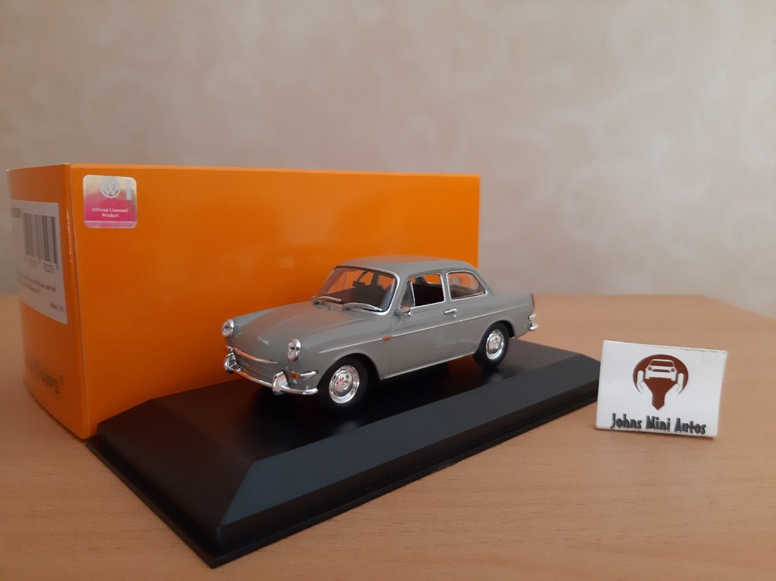 Volkswagen 1600 grijs 1966 van Maxichamps 1:43
