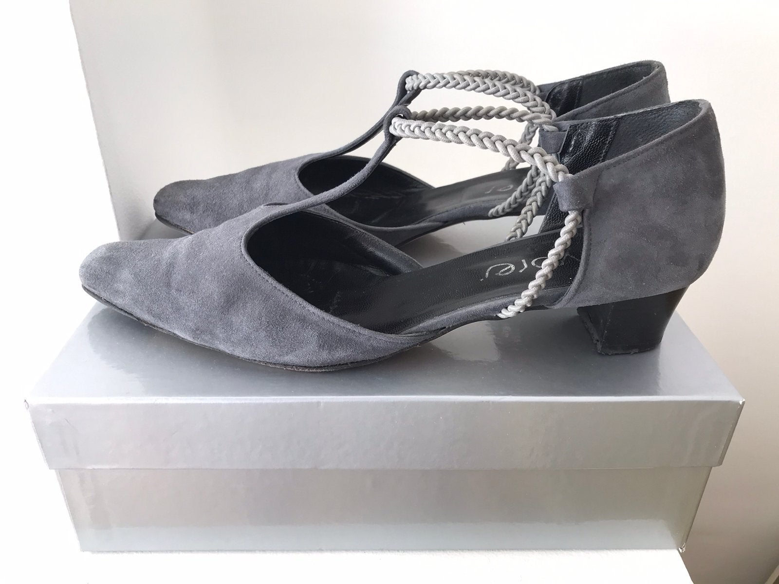Pump leer grijs suede / Cypres maat 41, Pumps, Ophalen of Verzenden, Grijs, Gedragen