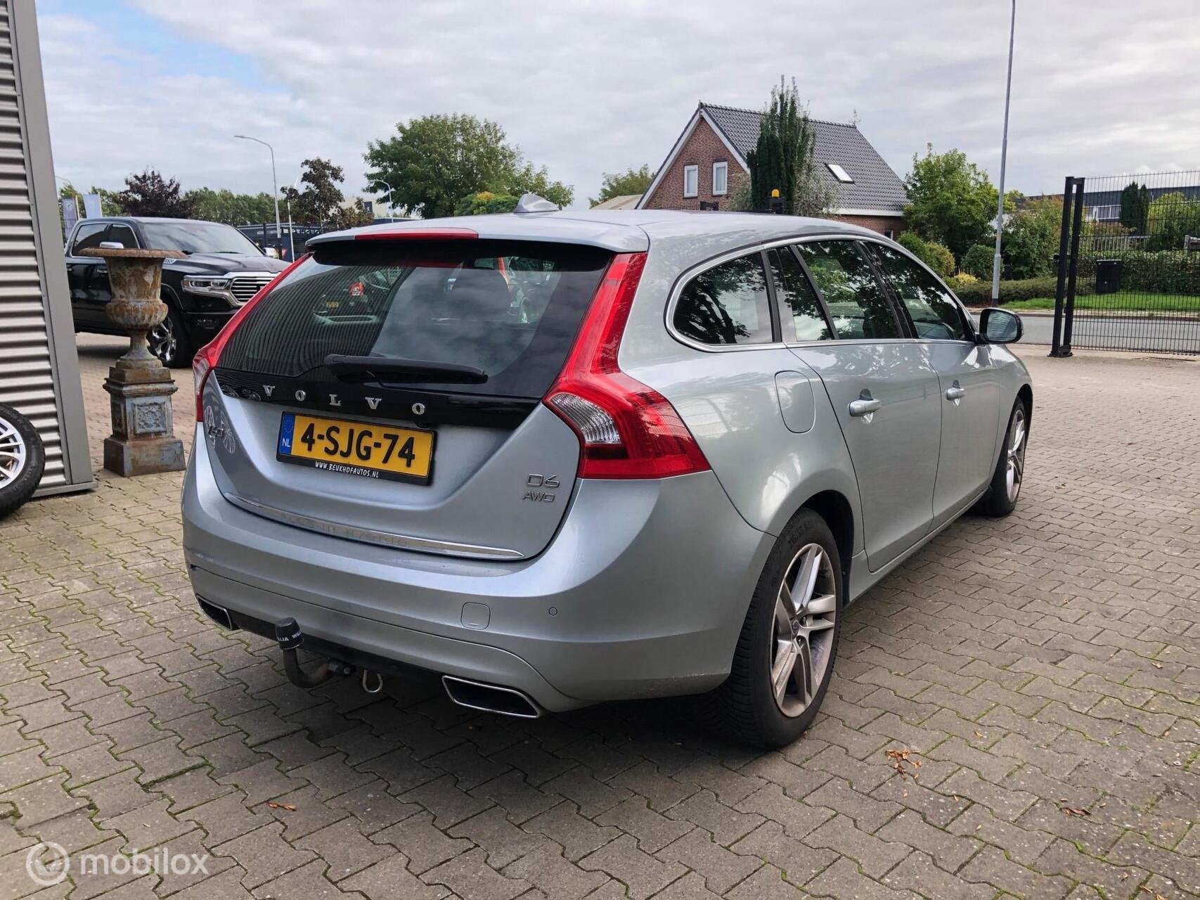 Volvo V60 2.4 D6 AWD Plug-In Hybrid Summum, Automaat, Zwart, Vierwielaandrijving, Te koop