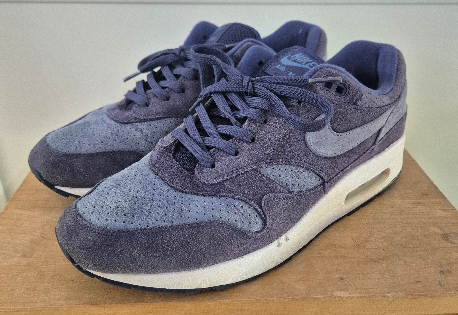 Nike Air Max 1 Indigo Perf Suede maat 44.5, Kleding | Heren, Schoenen, Blauw, Nike, Ophalen of Verzenden, Sneakers of Gympen