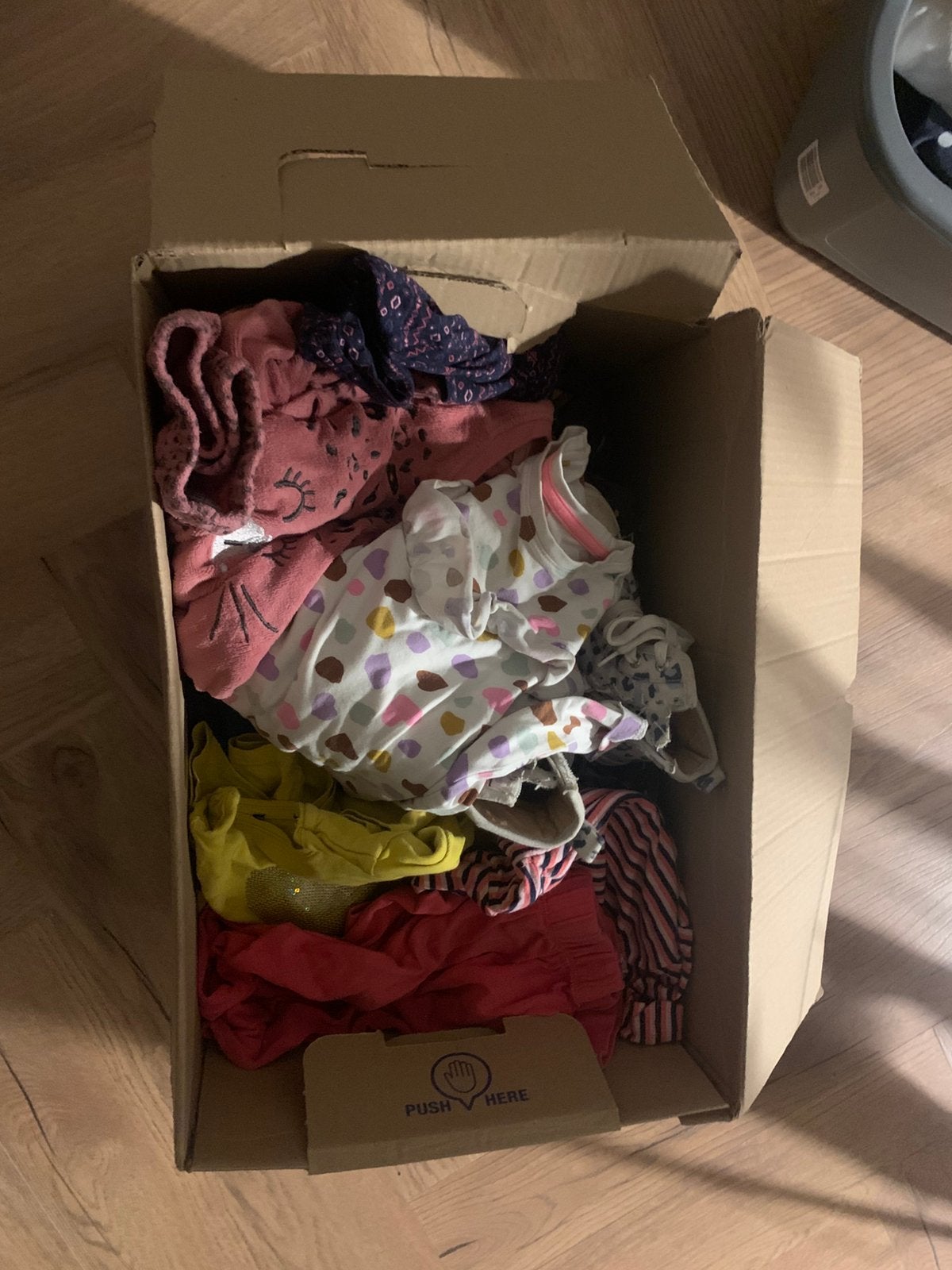 Doos met meisjeskleding, Ophalen, Zo goed als nieuw, Maat 86