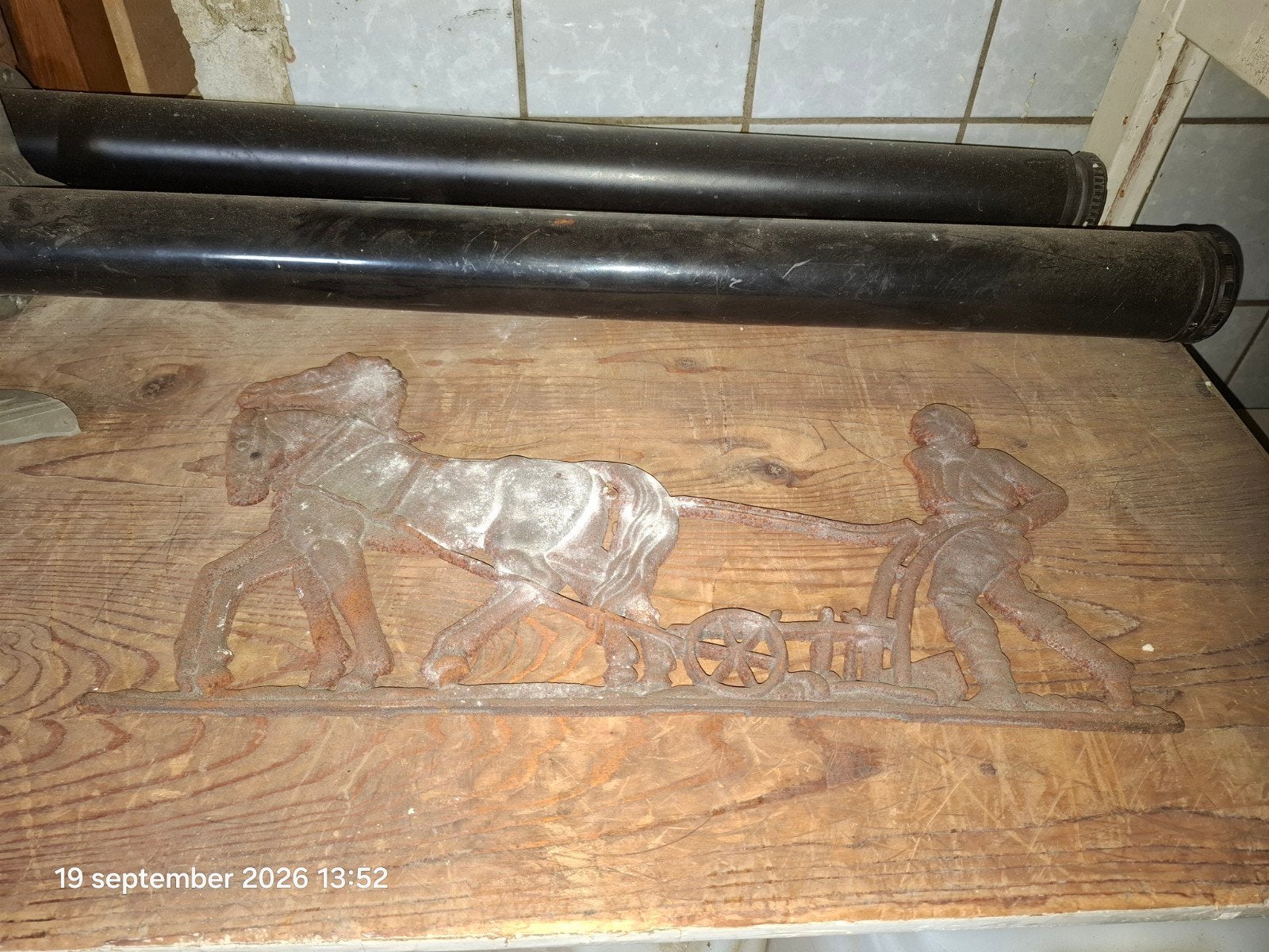 Antiek gietijzeren reliëf: Boer met paard en ploeg, Ophalen