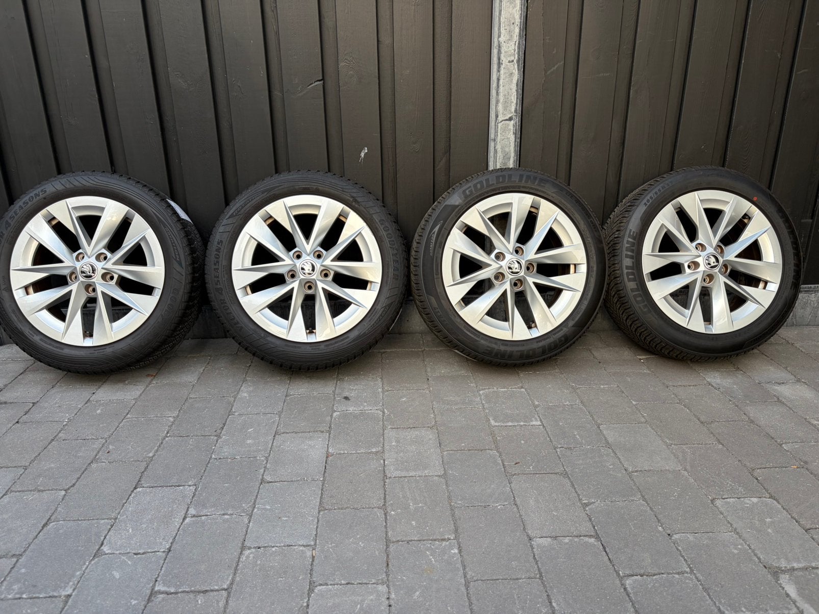 Skoda Octavia velgen banden licht metaal 17 inch, Nieuw, 17 inch, 205 mm, All Season
