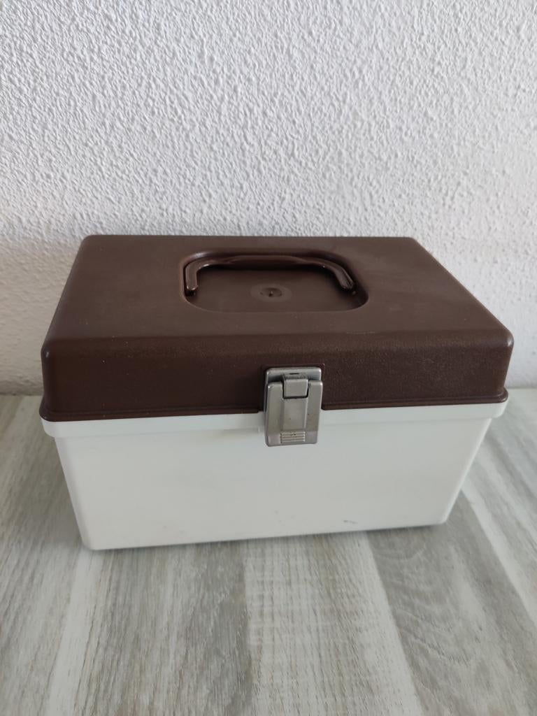 Vintage Curver naaidoos chocoladebruin met inzetbakje, Hobby en Vrije tijd, Naaien en Fournituren, Ophalen of Verzenden, Gebruikt