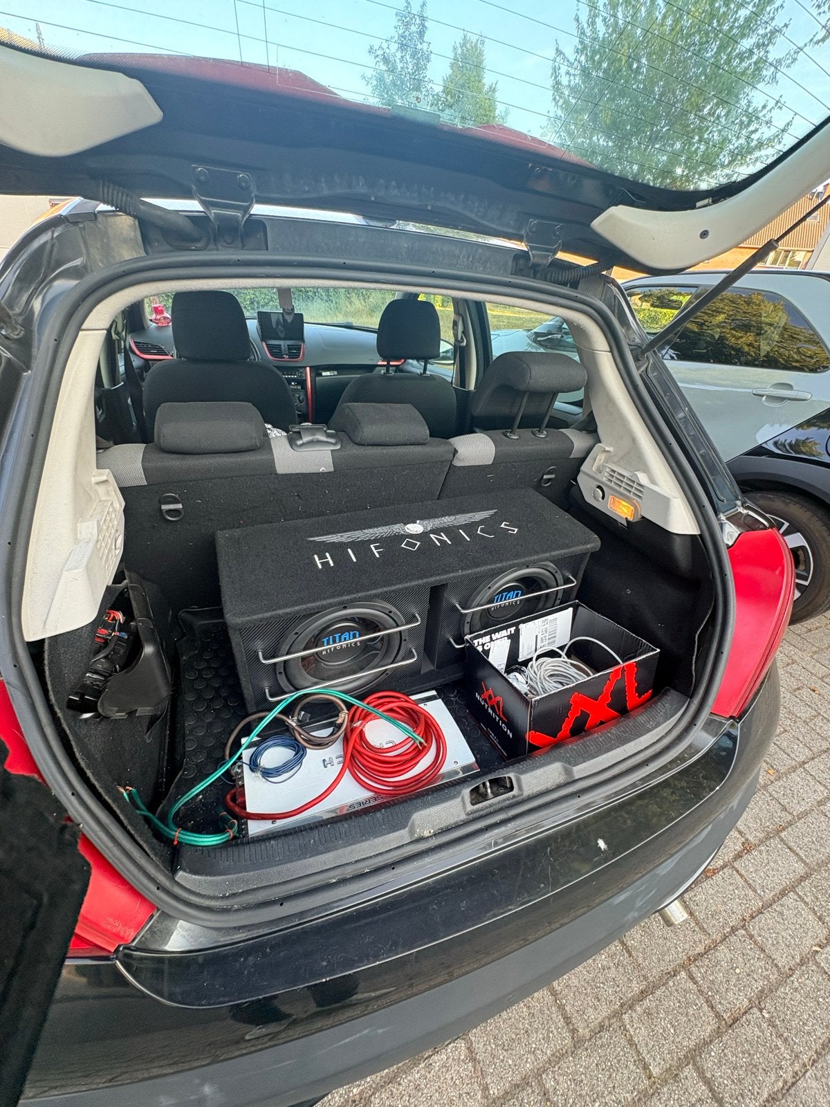 Hifonics Titan Subwoofer met versterker en kabels, Ophalen of Verzenden, Gebruikt